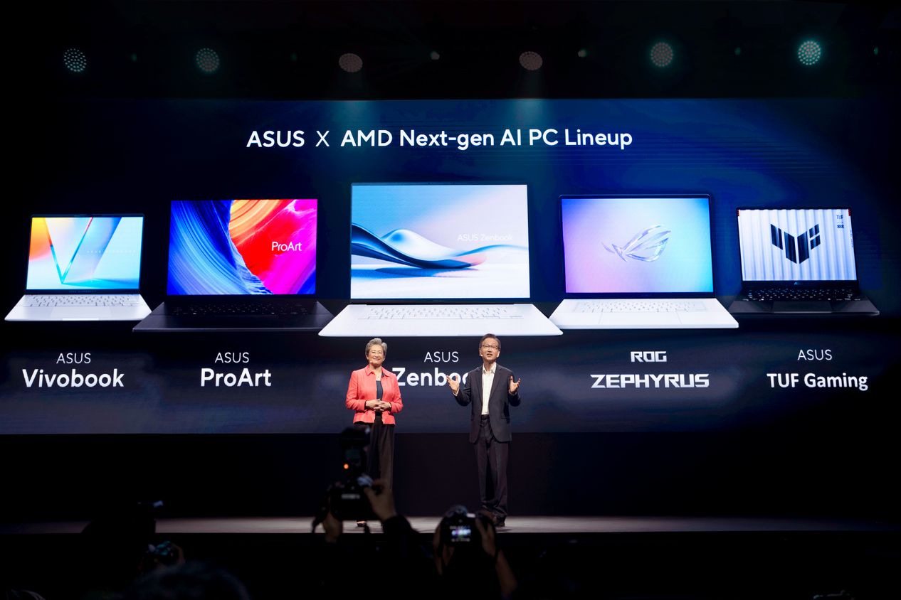 華碩董事長施崇棠（右）展示 ASUS 全新世代 AI PC，這些電腦搭載了第三代 AMD Ryzen AI 處理器。